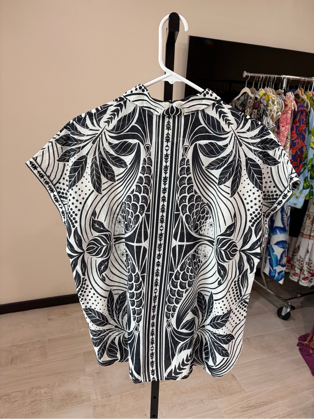 Farm Rio: Monochrome Elegance Scarf
Cover-Up Shirt - Picture 11 of 16